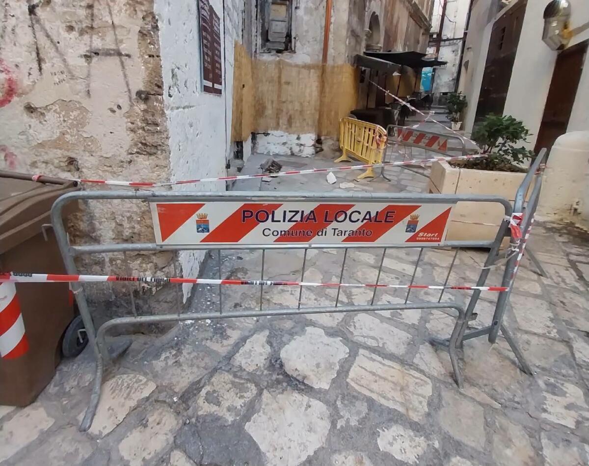 Taranto, crolla palazzina in via Dante: nessun ferito Taranto, crolla palazzina in via Dante: nessun ferito