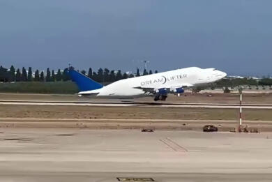 Bari, in aeroporto il decollo del Dreamlifter: era atteso a Grottaglie ma è stato dirottato per maltempo – VIDEO