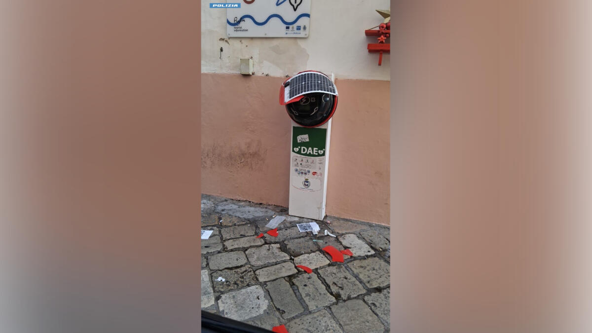 Gallipoli, ubriaco danneggia un defibrillatore nel centro storico: denunciato turista 20enne Gallipoli, ubriaco danneggia un defibrillatore nel centro storico: denunciato turista 20enne