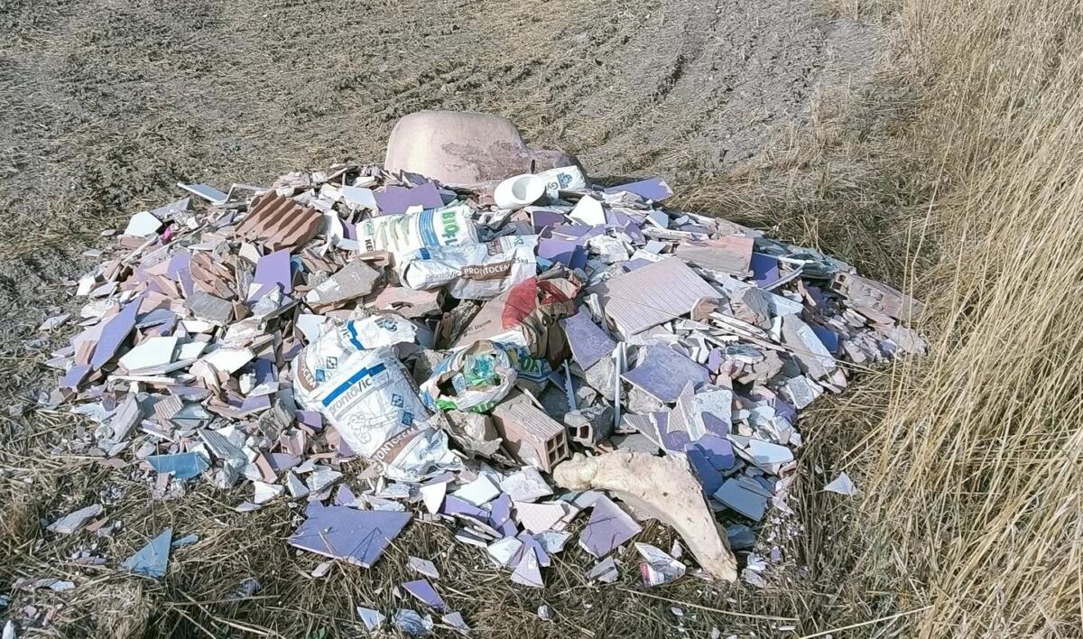Foggia, scoperta una discarica abusiva in campagna: «Pericolo per il suolo e le falde» Foggia, scoperta una discarica abusiva in campagna: «Pericolo per il suolo e le falde»