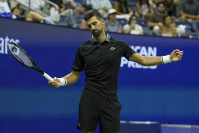 Clamoroso agli Us Open: Djokovic eliminato al primo turno da Navone tra nausea, crampi e mal di schiena