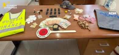 Dalla Grecia a Brindisi con centinaia di dosi di droga, arrestati due tedeschi al porto