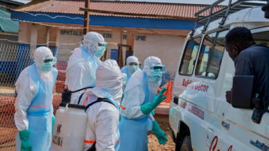 Allarme Ebola in Congo: superata la soglia dei 2mila morti, è l’epidemia più rapida di sempre