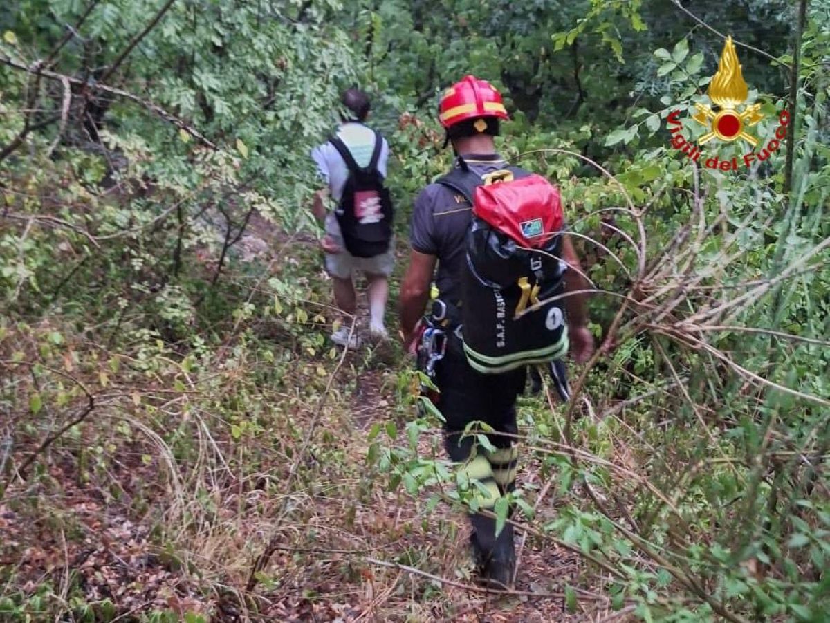 San Fele, tre giovani escursionisti scivolano in un dirupo: salvati dai vigili del fuoco