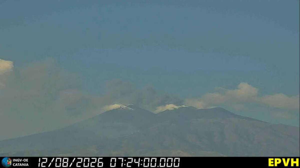 Catania, aerei fermi fino alle 18 per l’emissione di cenere dall’Etna Catania, aerei fermi fino alle 18 per l’emissione di cenere dall’Etna
