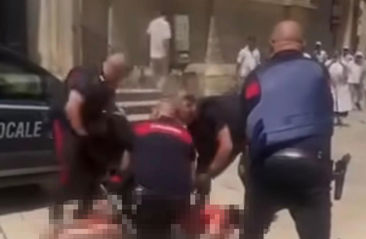 Lecce, semina il panico e viene fermato col taser: 32enne arrestato per tentato omicidio Lecce, semina il panico e viene fermato col taser: 32enne arrestato per tentato omicidio