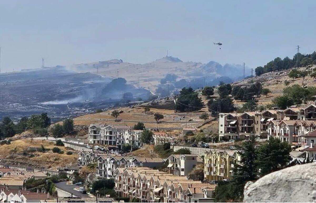 Monte Sant’Angelo, vasto incendio devasta la periferia: elicotteri e canadair in azione Monte Sant’Angelo, vasto incendio devasta la periferia: elicotteri e canadair in azione