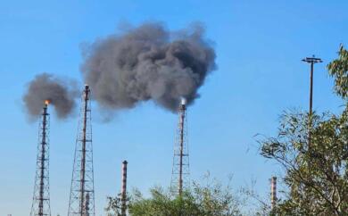 Taranto, fumo nero dalle torce della raffineria Eni: «Anomalia nell’impianto di isomerizzazione»