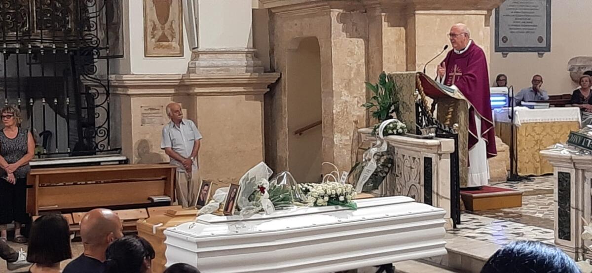 L’addio a Massimo e Greta Ruocco, Modugno si stringe nel dolore per padre e figlia uniti nell’ultimo viaggio L’addio a Massimo e Greta Ruocco, Modugno si stringe nel dolore per padre e figlia uniti nell’ultimo viaggio