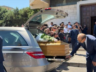 Lecce, la città saluta Benedetta: morta a soli 17 anni. Il parroco: «Pensate ai suoi sogni»