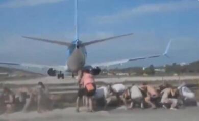 Travolta dal getto dell’aereo a Skiathos: turista italiana di 52 anni in fin di vita