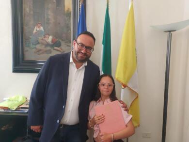 Ad Aradeo premiata la giovane laureata Giulia: «La sindrome di Down non è un limite ma una spinta in più»