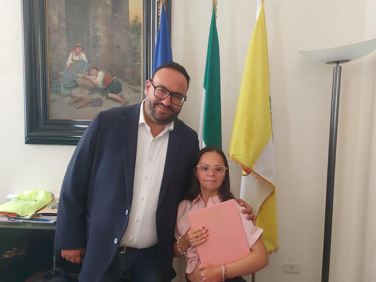 Ad Aradeo premiata la giovane laureata Giulia: «La sindrome di Down non è un limite ma una spinta in più» Ad Aradeo premiata la giovane laureata Giulia: «La sindrome di Down non è un limite ma una spinta in più»