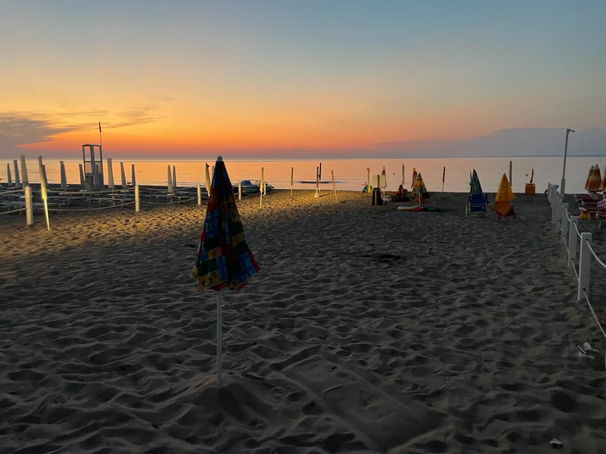 Ombrelloni “segnaposto” sulle spiagge pugliesi, blitz della Guardia costiera dal Gargano al Salento Ombrelloni “segnaposto” sulle spiagge pugliesi, blitz della Guardia costiera dal Gargano al Salento