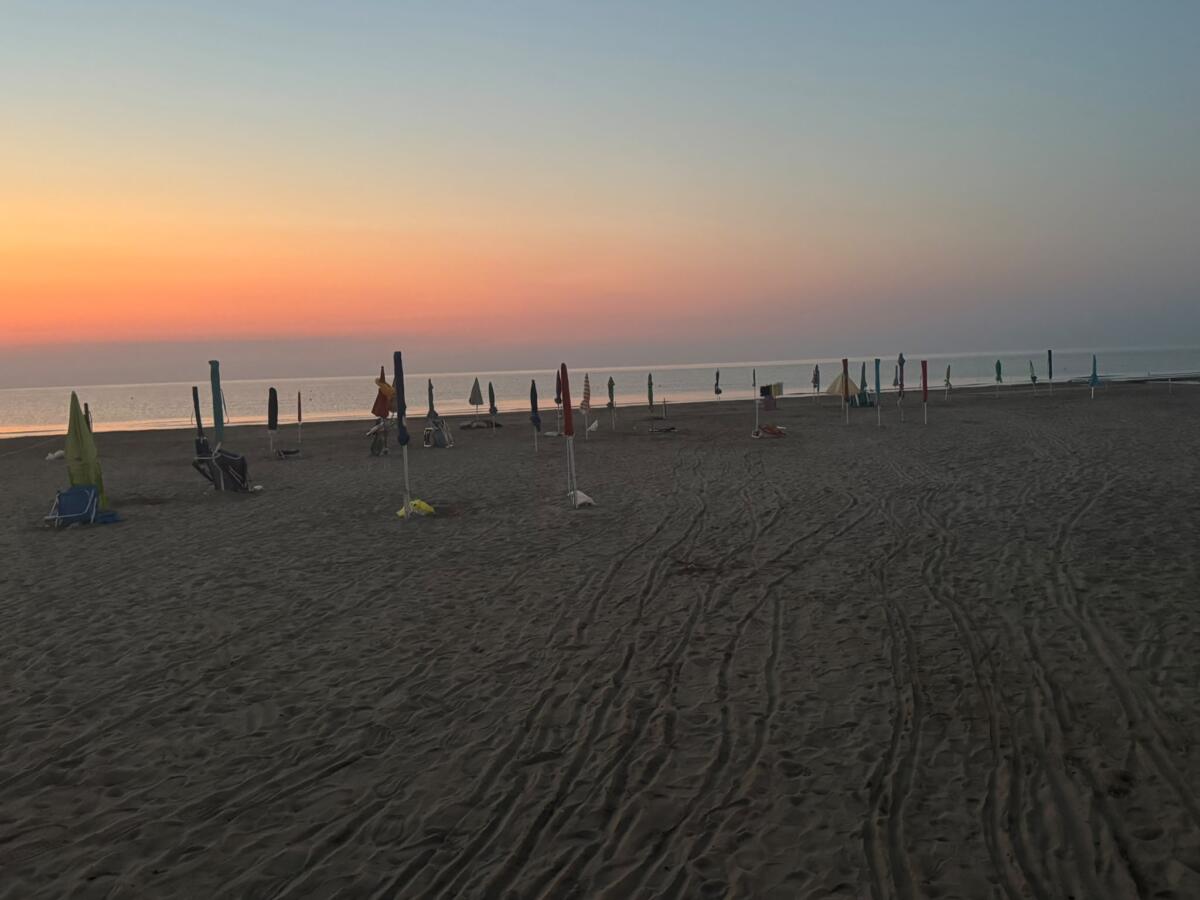 Ombrelloni “segnaposto” sulle spiagge pugliesi, blitz della Guardia costiera dal Gargano al Salento Ombrelloni “segnaposto” sulle spiagge pugliesi, blitz della Guardia costiera dal Gargano al Salento