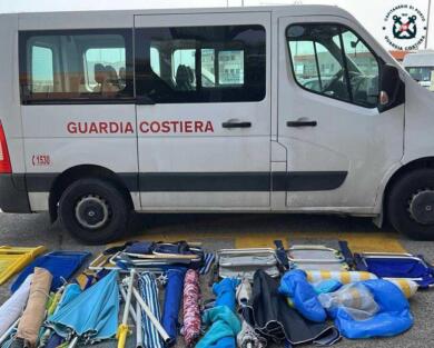 Ombrelloni e lettini “segnaposto”, blitz a Pulsano: liberati 200 metri quadri di spiaggia