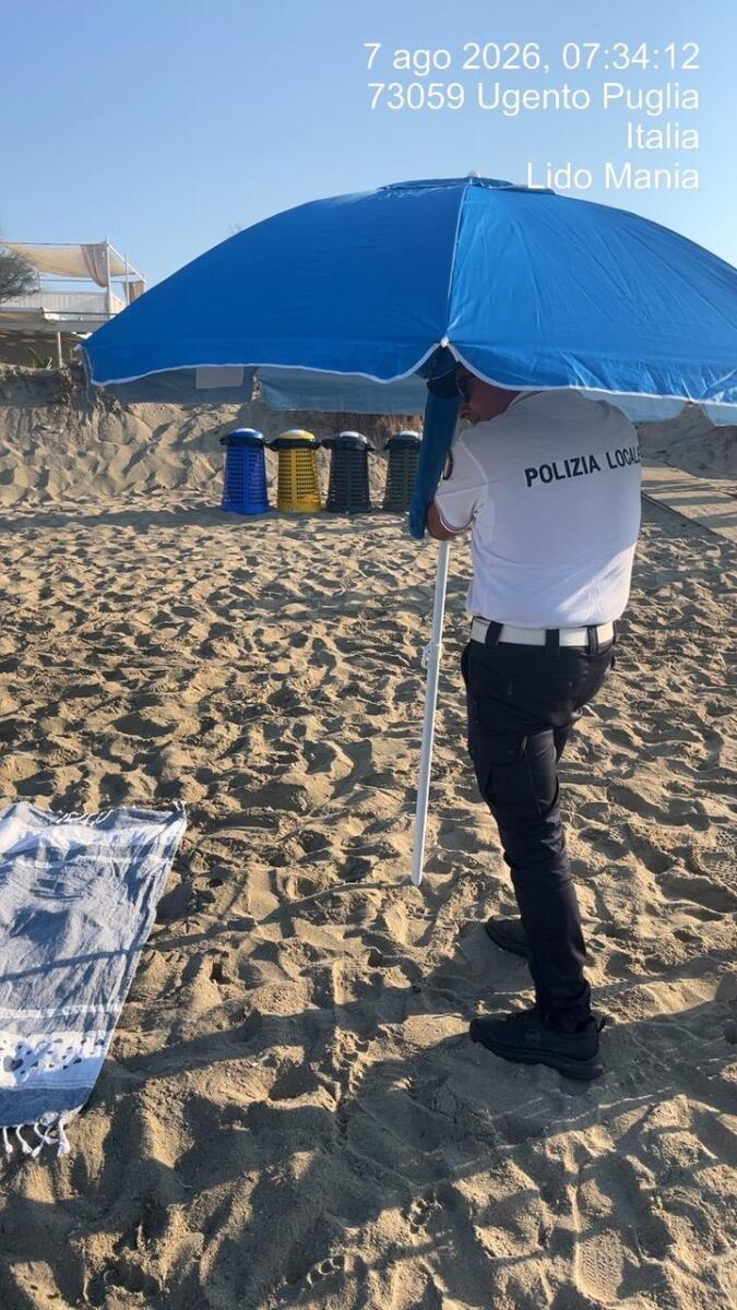 Ombrelloni “segnaposto” sulle spiagge pugliesi, blitz della Guardia costiera dal Gargano al Salento Ombrelloni “segnaposto” sulle spiagge pugliesi, blitz della Guardia costiera dal Gargano al Salento