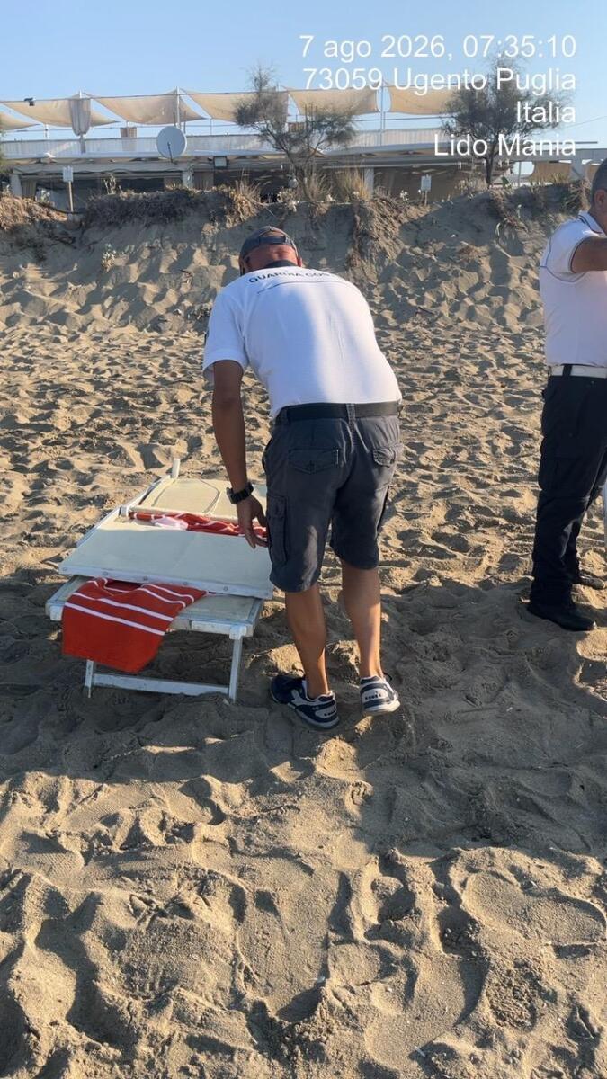 Ombrelloni “segnaposto” sulle spiagge pugliesi, blitz della Guardia costiera dal Gargano al Salento Ombrelloni “segnaposto” sulle spiagge pugliesi, blitz della Guardia costiera dal Gargano al Salento