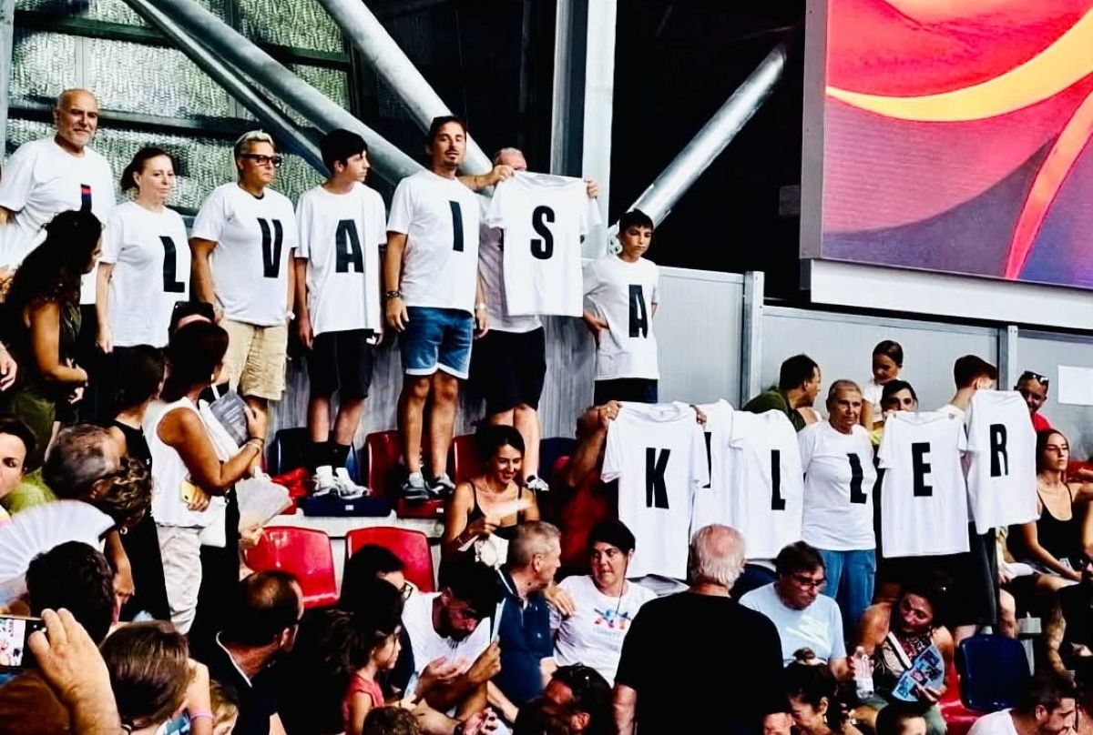 Giochi del Mediterraneo, la protesta degli attivisti durante l’inaugurazione: «Ilva is a killer» Giochi del Mediterraneo, la protesta degli attivisti durante l’inaugurazione: «Ilva is a killer»