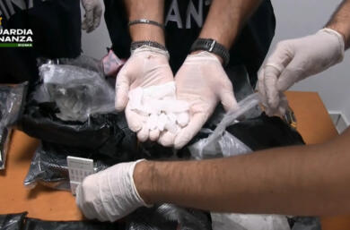 Sequestro record di droga “Shaboo” a Fiumicino: oltre 17 chili. Arrestati due messicani