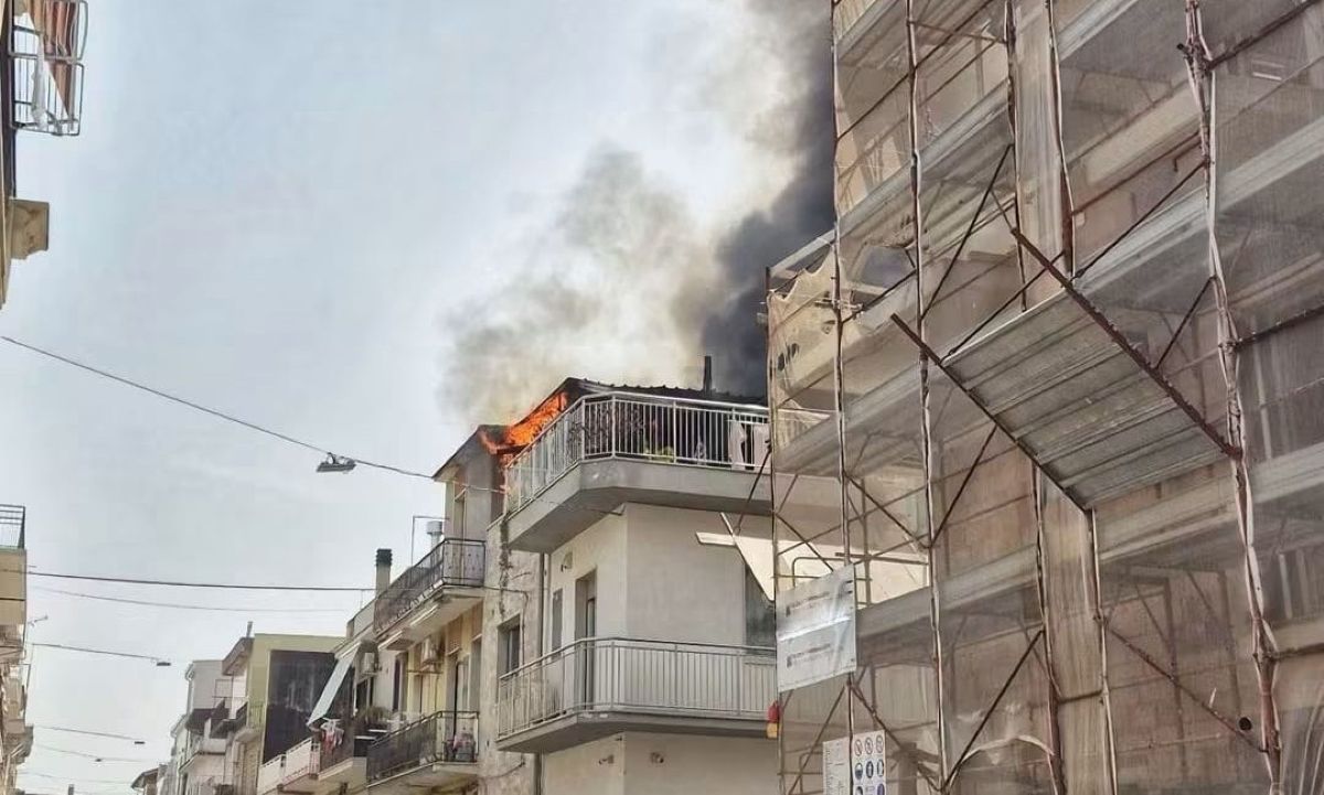 Paura ad Apricena, divampa l’incendio in un’abitazione di via Venosa: paura per i residenti della zona Paura ad Apricena, divampa l’incendio in un’abitazione di via Venosa: paura per i residenti della zona