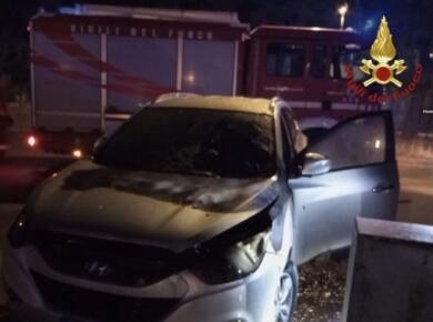 Tricase, auto in fiamme nella notte: intervengono i vigili del fuoco. Indagano i carabinieri