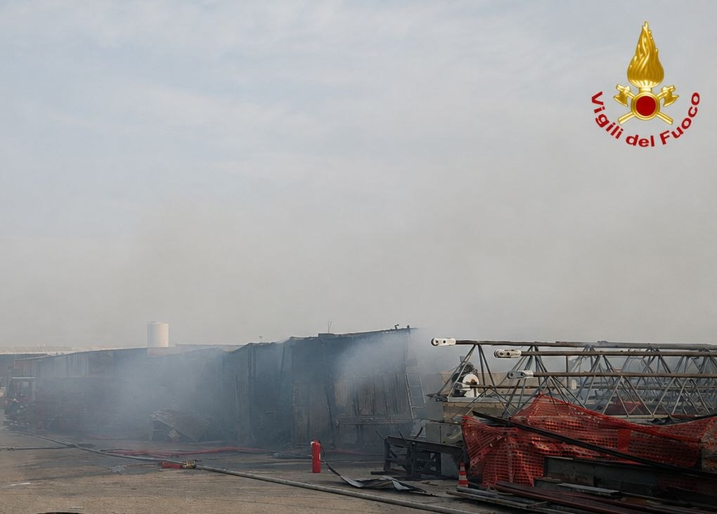 Andria, vasto incendio in un parco autorimesse in periferia: in fiamme una decina di box