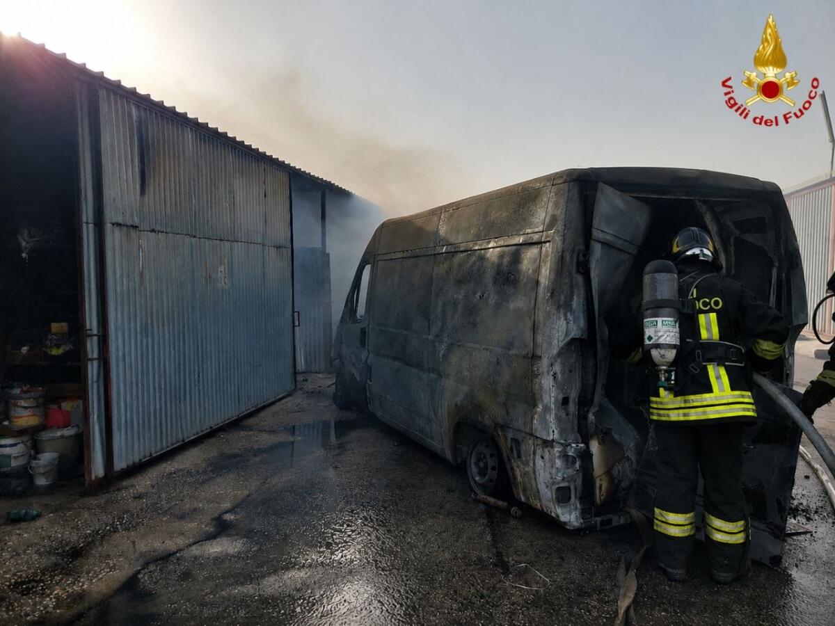 Andria, vasto incendio in un parco autorimesse in periferia: in fiamme una decina di box