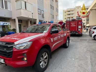 Brindisi, fiamme in un’abitazione in via Appia: l’incendio si sviluppa in cucina, a fuoco i mobili