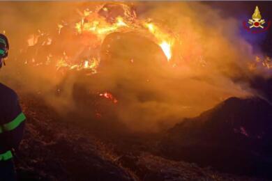 Incendio nelle campagne di Altamura, in fiamme numerose balle di fieno: vigili del fuoco all’opera