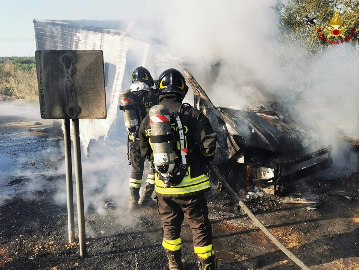Paura sulla provinciale nel Barese, a fuoco un furgone: danneggiati alcuni ulivi – FOTO