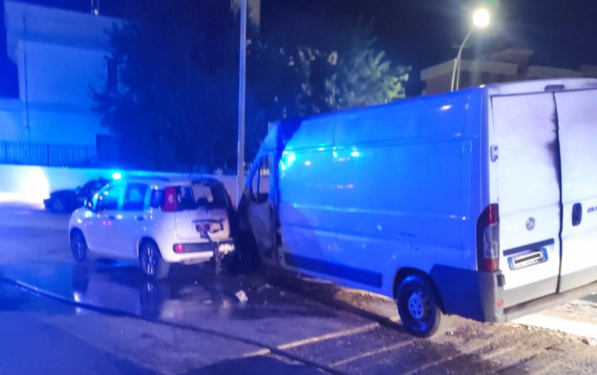 Altamura, furgone in fiamme si muove da solo e impatta contro un’auto: nessun ferito – FOTO Altamura, furgone in fiamme si muove da solo e impatta contro un’auto: nessun ferito – FOTO