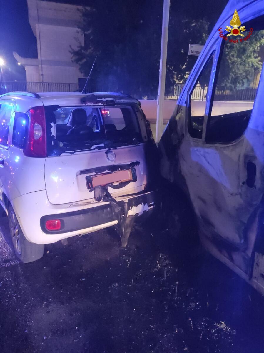 Altamura, furgone in fiamme si muove da solo e impatta contro un’auto: nessun ferito – FOTO Altamura, furgone in fiamme si muove da solo e impatta contro un’auto: nessun ferito – FOTO