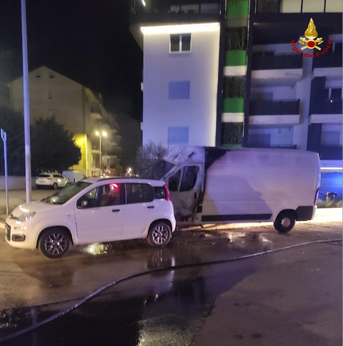Altamura, furgone in fiamme si muove da solo e impatta contro un’auto: nessun ferito – FOTO Altamura, furgone in fiamme si muove da solo e impatta contro un’auto: nessun ferito – FOTO