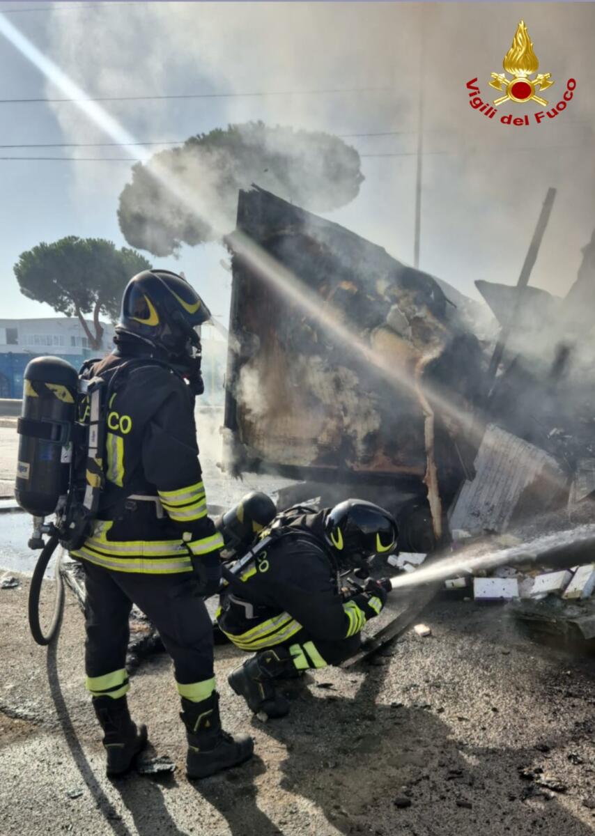 Bari, paura nella zona industriale: in fiamme un furgone, il conducente accosta e si salva