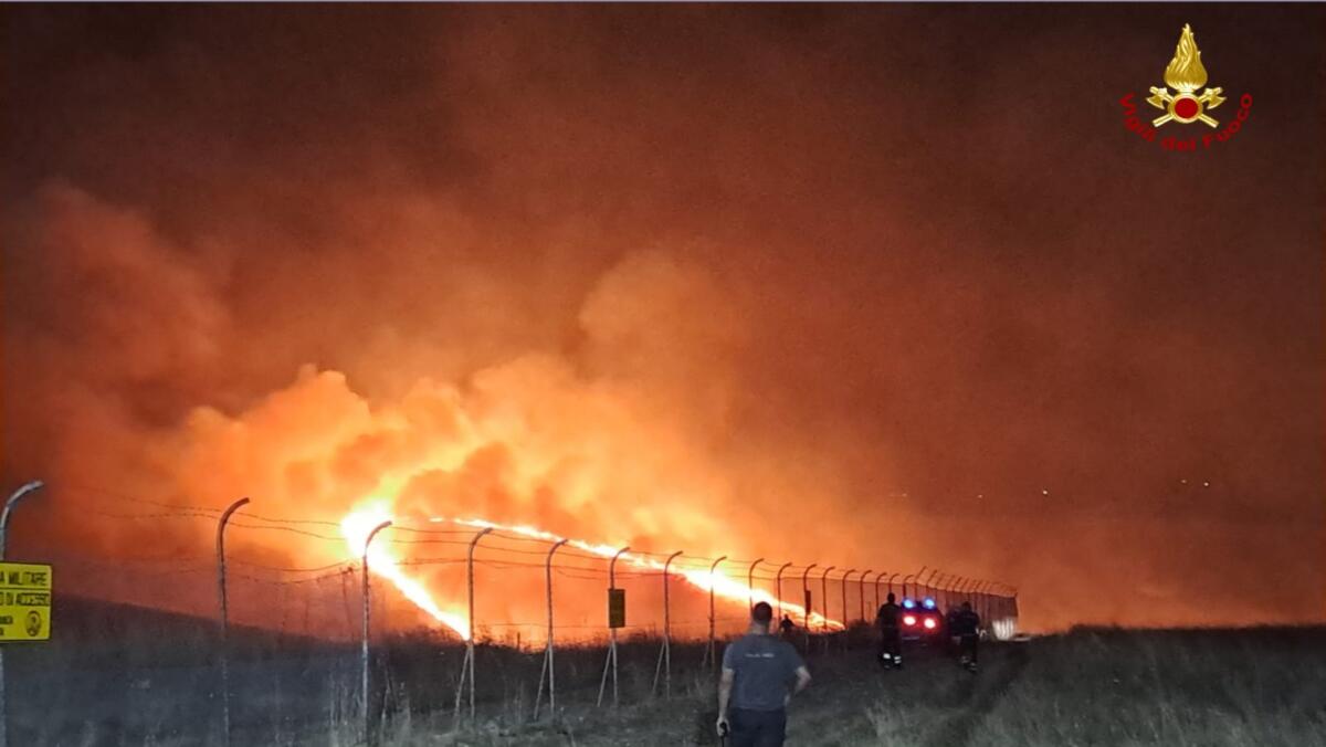 Brucia il Parco dell’Alta Murgia, in fumo 500 ettari: coinvolto il poligono di tiro dell’Esercito – FOTO