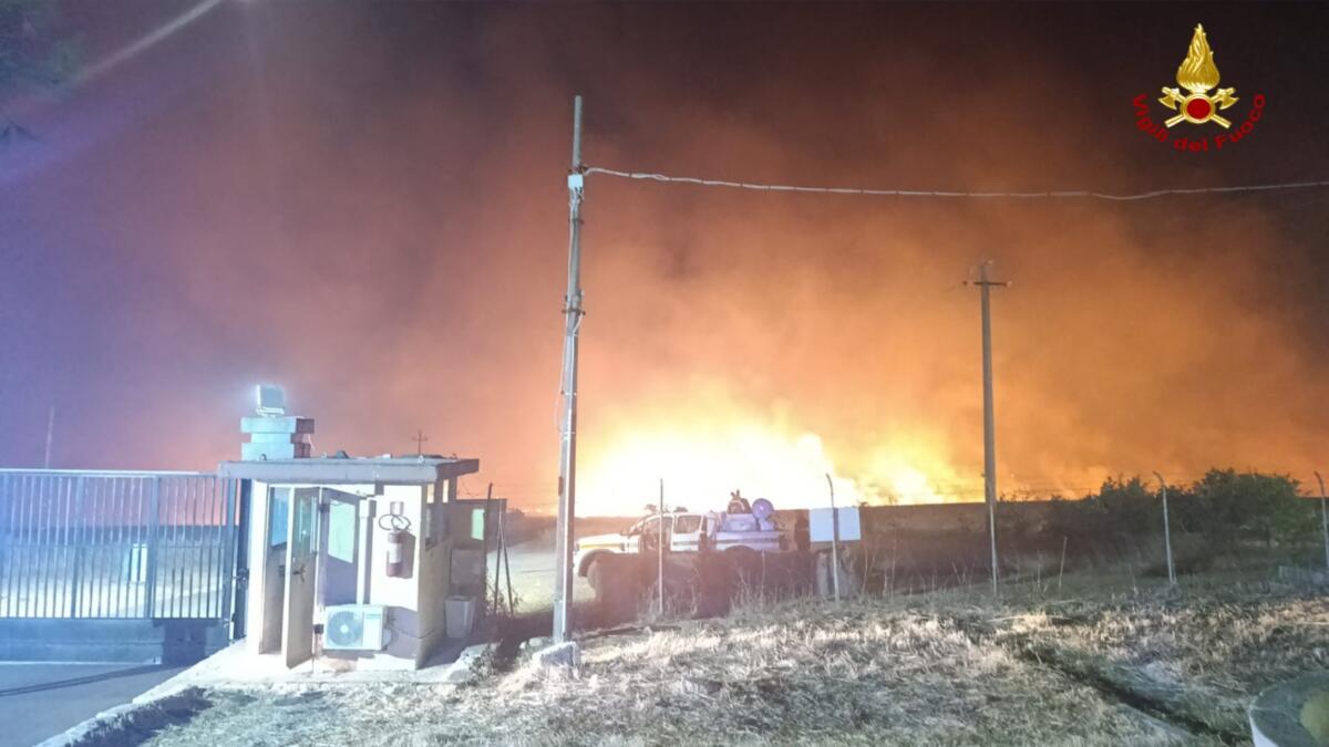 Brucia il Parco dell’Alta Murgia, in fumo 500 ettari: coinvolto il poligono di tiro dell’Esercito – FOTO