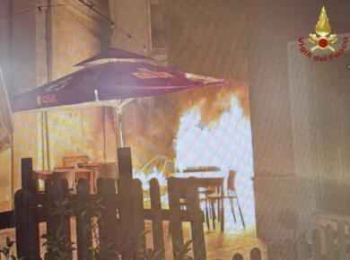 Parabita, fiamme all’esterno del ristorante “li Rusti”: distrutti gli arredi e danni alla facciata