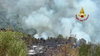 Brucia la macchia mediterranea nel Potentino, vigili del fuoco e volontari all’opera da 24 ore – VIDEO
