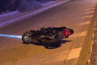 Grave incidente sul lungomare di Bari: scooter travolto da un’auto, ferito il figlio del titolare de “Il Timone”