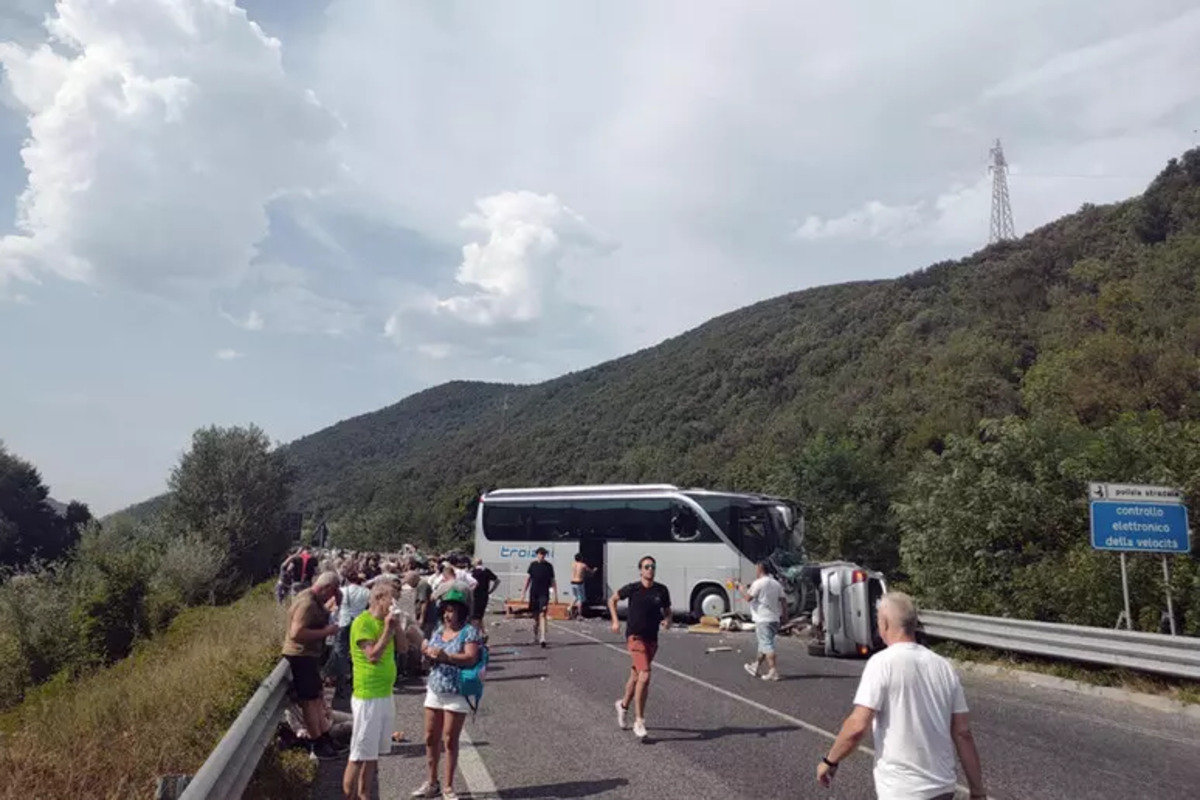 Grave incidente sulla Terni-Rieti tra un autobus, due vetture e un camper: cinque morti e cinque feriti Grave incidente sulla Terni-Rieti tra un autobus, due vetture e un camper: cinque morti e cinque feriti
