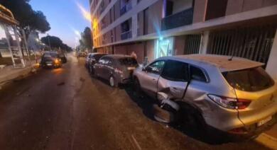 Bari, auto fuori controllo finisce sulla banchina del Brt e contro le vetture in sosta: 5 feriti