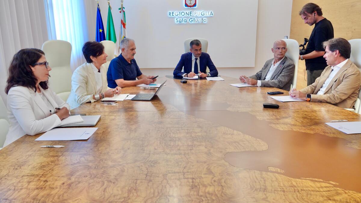 Sanità, si riunisce l’Unità di crisi in Puglia: Decaro bussa a soldi e l’assessore assiste da remoto Sanità, si riunisce l’Unità di crisi in Puglia: Decaro bussa a soldi e l’assessore assiste da remoto