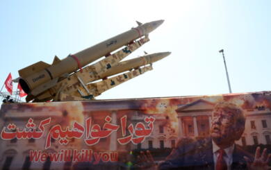 Hormuz, tornano i bombardamenti: gli USA attaccano Larak, raffiche di missili iraniani contro basi americane