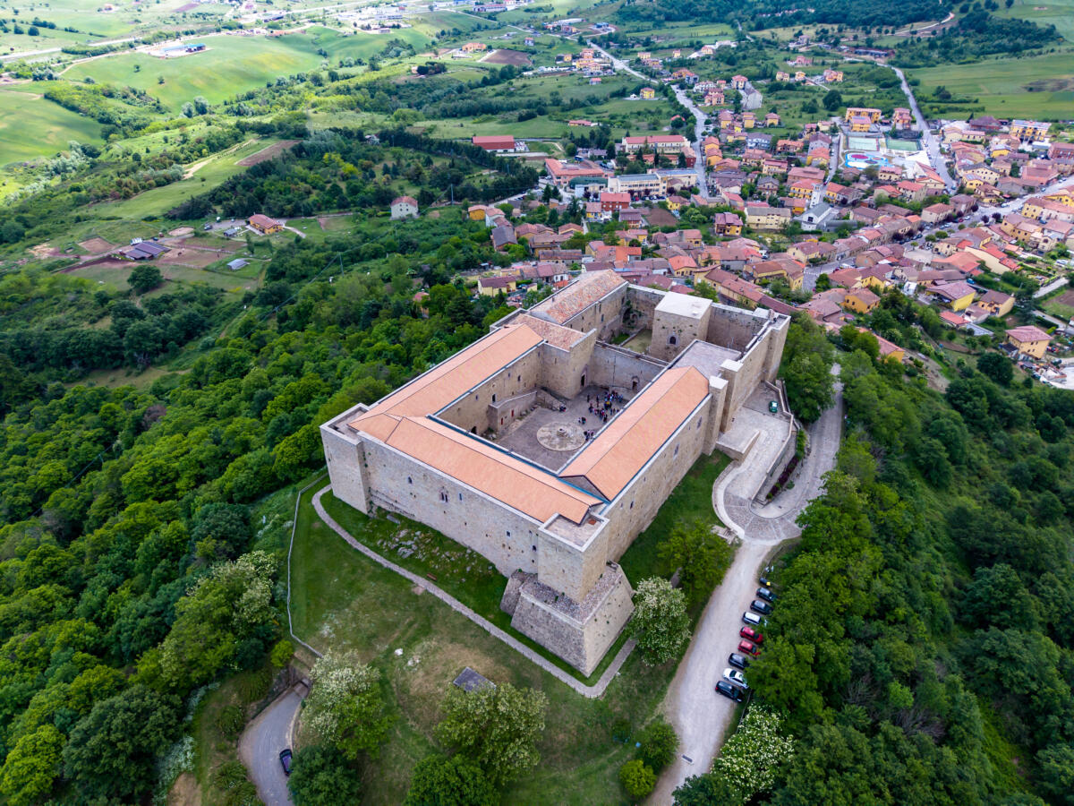 Fuori porta – A Lagopesole rivive Federico II tra luci e leggende Fuori porta – A Lagopesole rivive Federico II tra luci e leggende