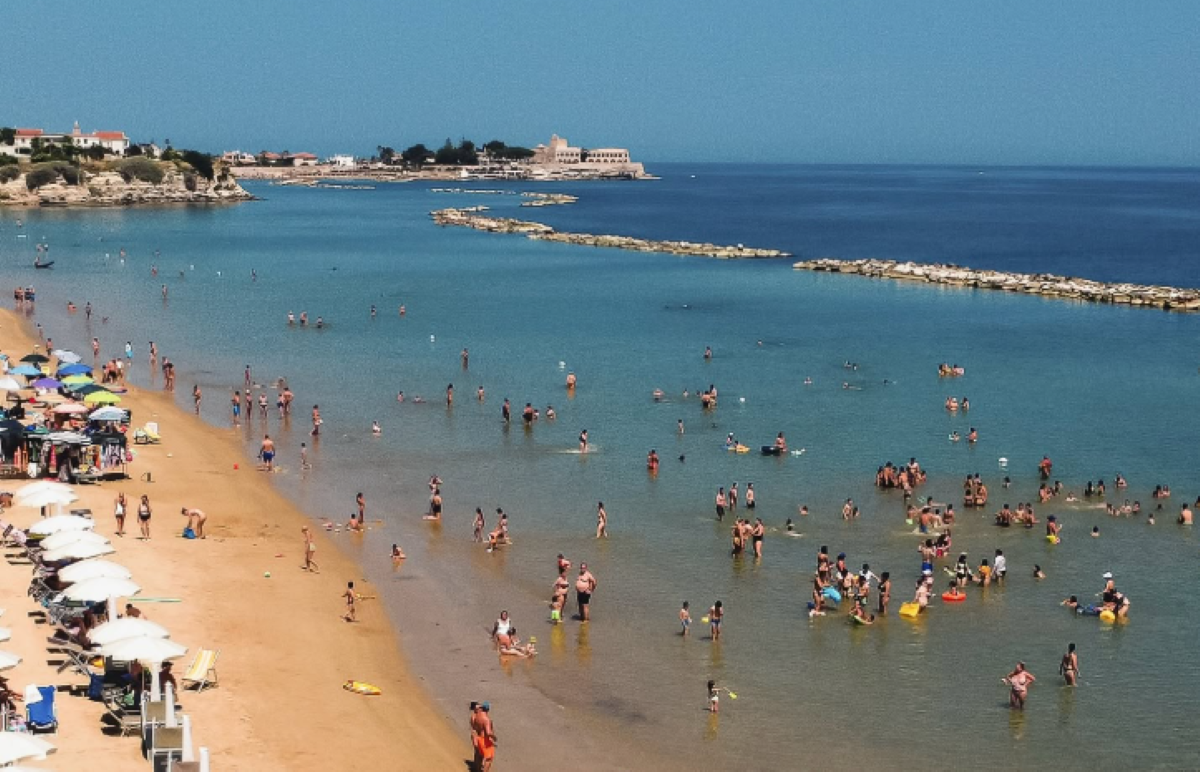 Dramma sfiorato tra Trani e Bisceglie, 80enne rischia di annegare: salvato da una cardiologa in spiaggia Dramma sfiorato tra Trani e Bisceglie, 80enne rischia di annegare: salvato da una cardiologa in spiaggia