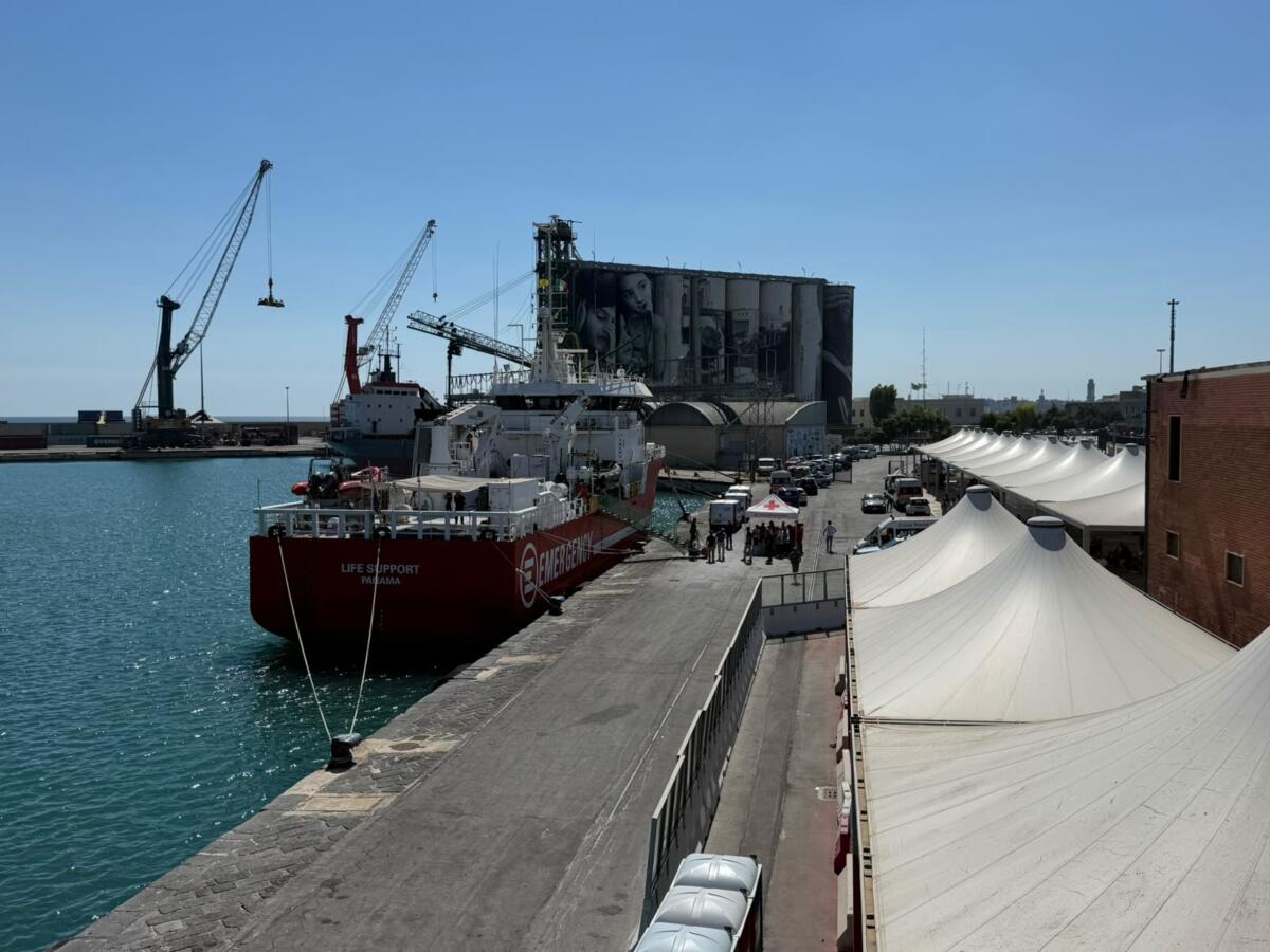 Migranti, la Life Support nel porto di Bari: a bordo 48 persone. Sulla nave anche 7 cadaveri – FOTO