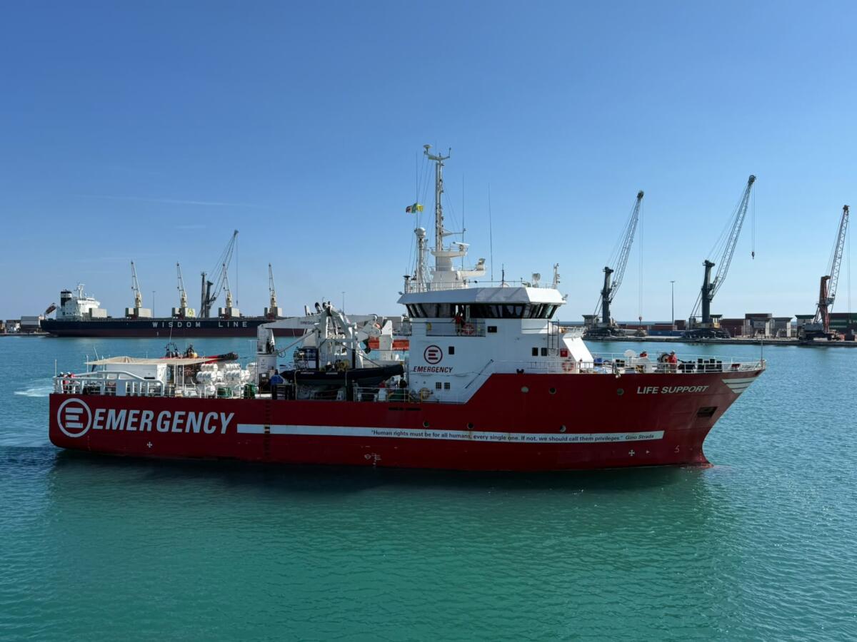 Migranti, la Life Support nel porto di Bari: a bordo 48 persone. Sulla nave anche 7 cadaveri – FOTO
