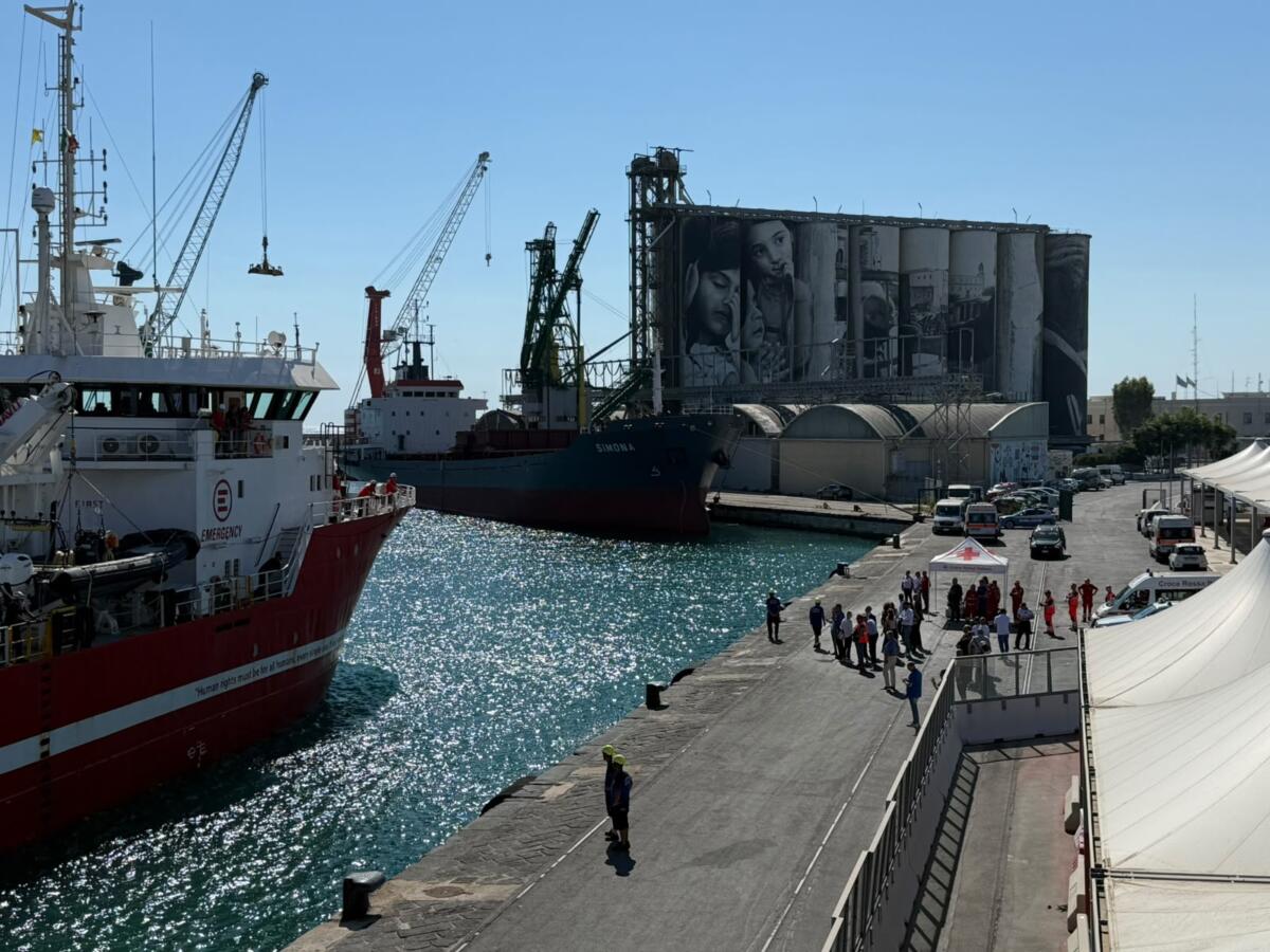 Migranti, la Life Support nel porto di Bari: a bordo 48 persone. Sulla nave anche 7 cadaveri – FOTO
