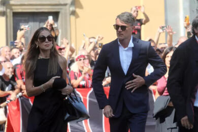 Il funerale di Baresi, in centinaia davanti alla basilica. La Curva Sud: «Ciao Capitano, leggenda immortale»
